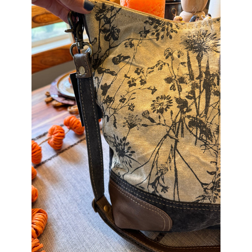 Daisy Canvas Crossbody Bag Brown Neutral Messenger Tote Bag NEW!  13.5 x13