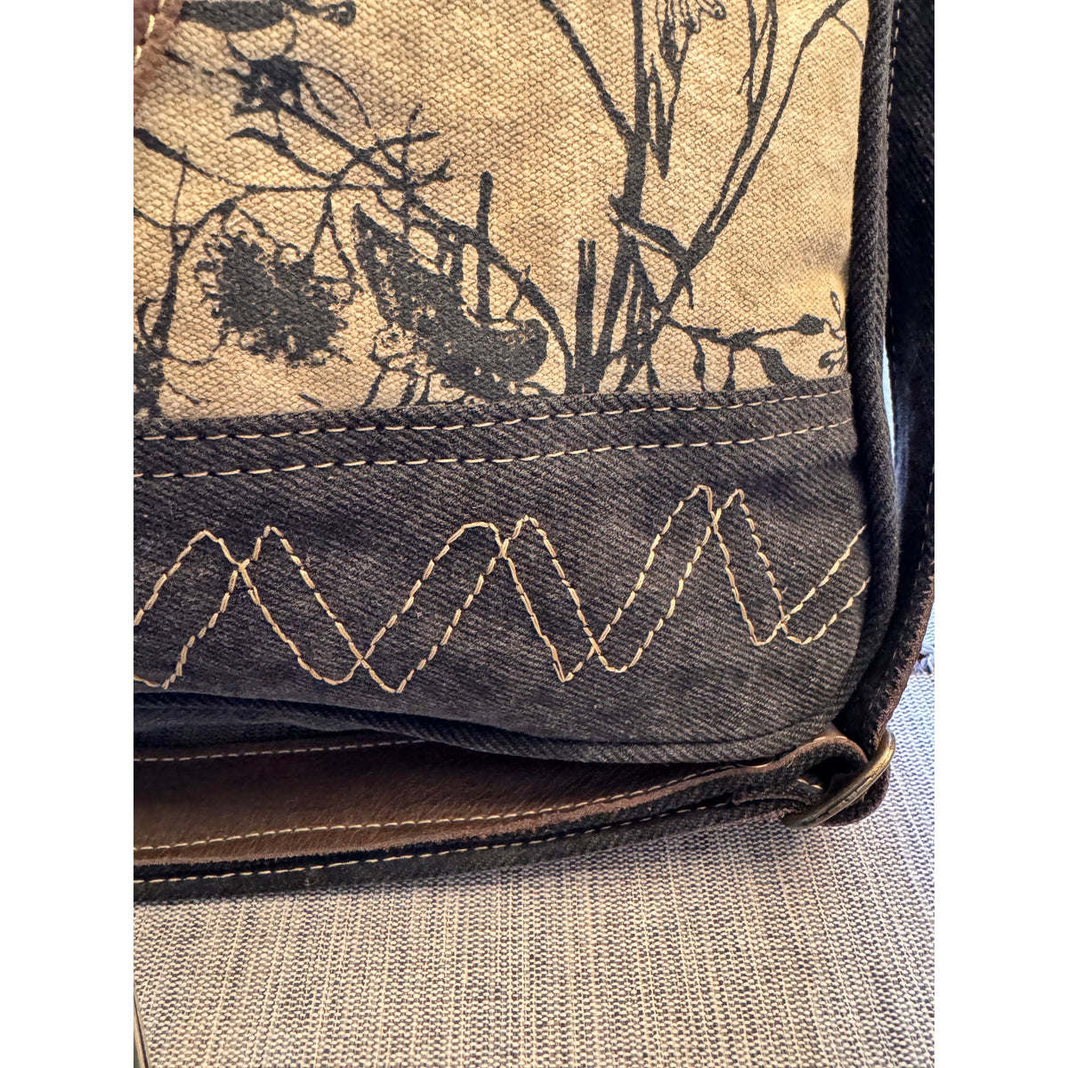 Daisy Canvas Messenger Bag Brown Neutral Messenger Tote Bag NEW!  16 x 12
